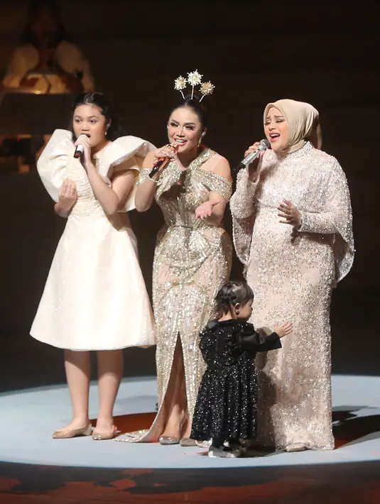 Amora datang dari sisi kiri panggung saat Krisdayanti dan Aurel yang ditemani Ameena usai membawakan lagu Timang-timang. [Foto; Bambang E Ros/Fimela.com]