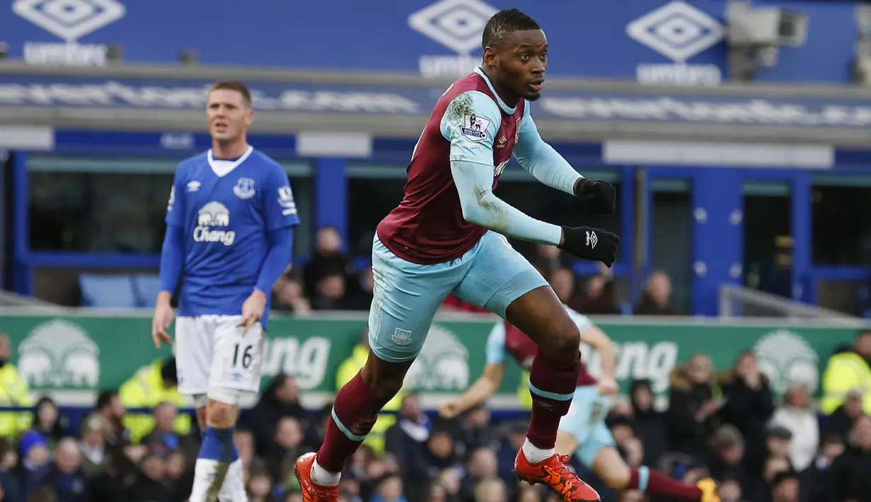 Pemain West Ham United,Diafra Sakho mencatatkan namanya pada papan skor setelah mencetak satu gol ke gawang Everton pada lanjutan Liga Inggris pekan ke-29. (Reuters/Phil Noble)