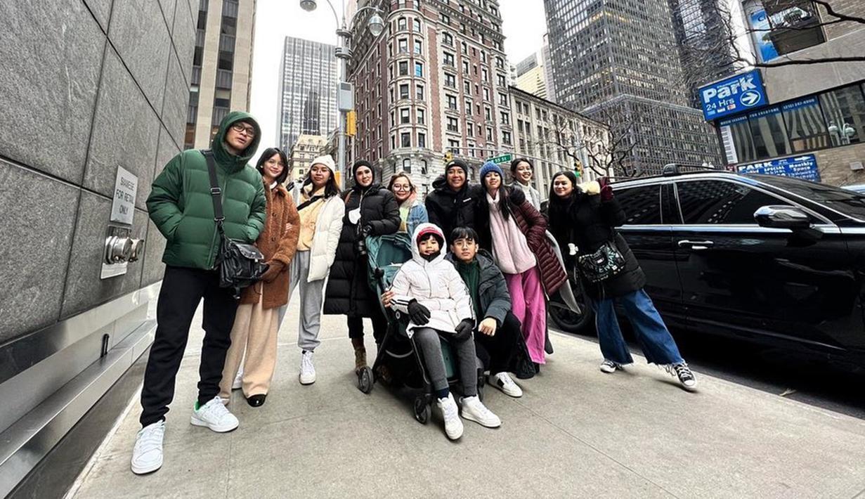 Begini potret kompak liburan bareng keluarga Mulan Jameela. Tampak anak-anak Mulan Jameela ikut berlibur bersama. Keluarga ini menghabiskan waktu untuk berjalan-jalan di kota New York.(Liputan6.com/IG/@mulanjameela1)