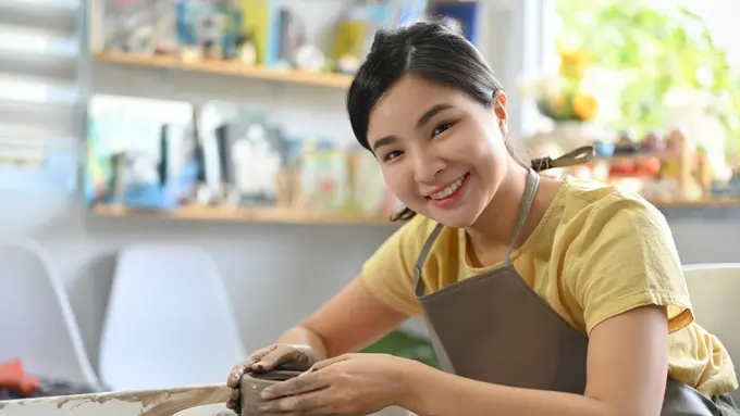 tanah liat seni membuat cangkir