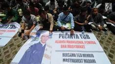 Puluhan Aliansi  Mahasiswa, Pemuda dan Masyarakat  yang mengatasnamakan pecinta Tuan Guru Bajang (TGB) atau Gubernur NTB TGH Zainul Majdi melakukan aksi damai membaca yasin di depan gedung KPK, Jakarta, Selasa (25/09).(merdeka.com/dwi narwoko)