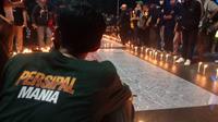 Aksi seribu lilin dan doa bersama yang diinisiasi suporter Persipal untuk korban tragedi Stadion Kanjuruhan Malang, Senin (3/10/2022). (Foto: Heri Susanto/ Liputan6.com).