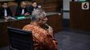 Terdakwa kasus dugaan suap proyek PLTU Riau-1, Sofyan Basir menyimak pembacaan putusan saat sidang di Pengadilan Tipikor, Jakarta, Senin (4/11/2019). Mantan Direktur Utama PT PLN tersebut divonis bebas oleh majelis hakim. (Liputan6.com/Faizal Fanani)