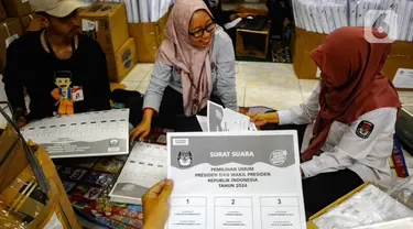 Petugas menyortir alat bantu khusus penyandang disabilitas tunanetra untuk Pemilu 2024 yang menggunakan huruf braille di Gudang KPU Tangerang Selatan, Serpong, Tangerang Selatan, Banten, Kamis (18/1/2024). (merdeka.com/Arie Basuki)