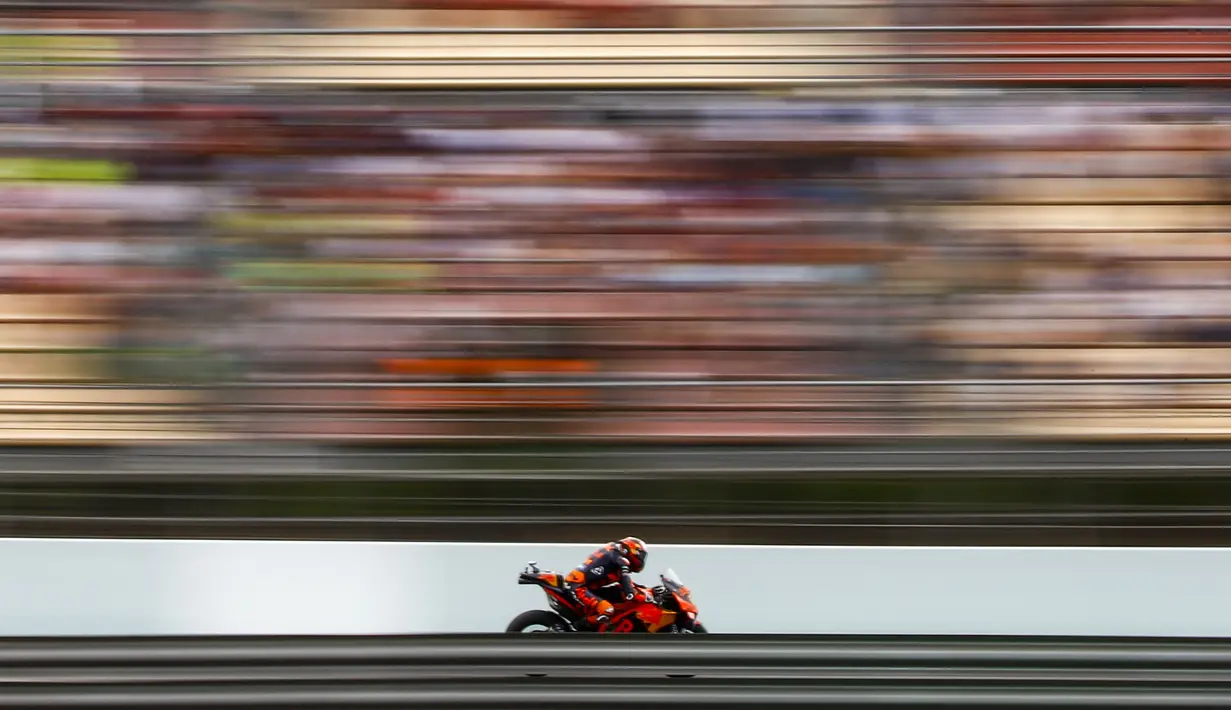 Pembalap KTM, Miguel Oliveira unjuk gigi untuk memimpin balapan dengan kecepatan fantastis. Fabio Quartararo yang memulai balapan MotoGP Catalunya sebagai pole position turun ke posisi ketiga selepas Tikungan 1.  (Foto: AP Photo/Joan Monfort)