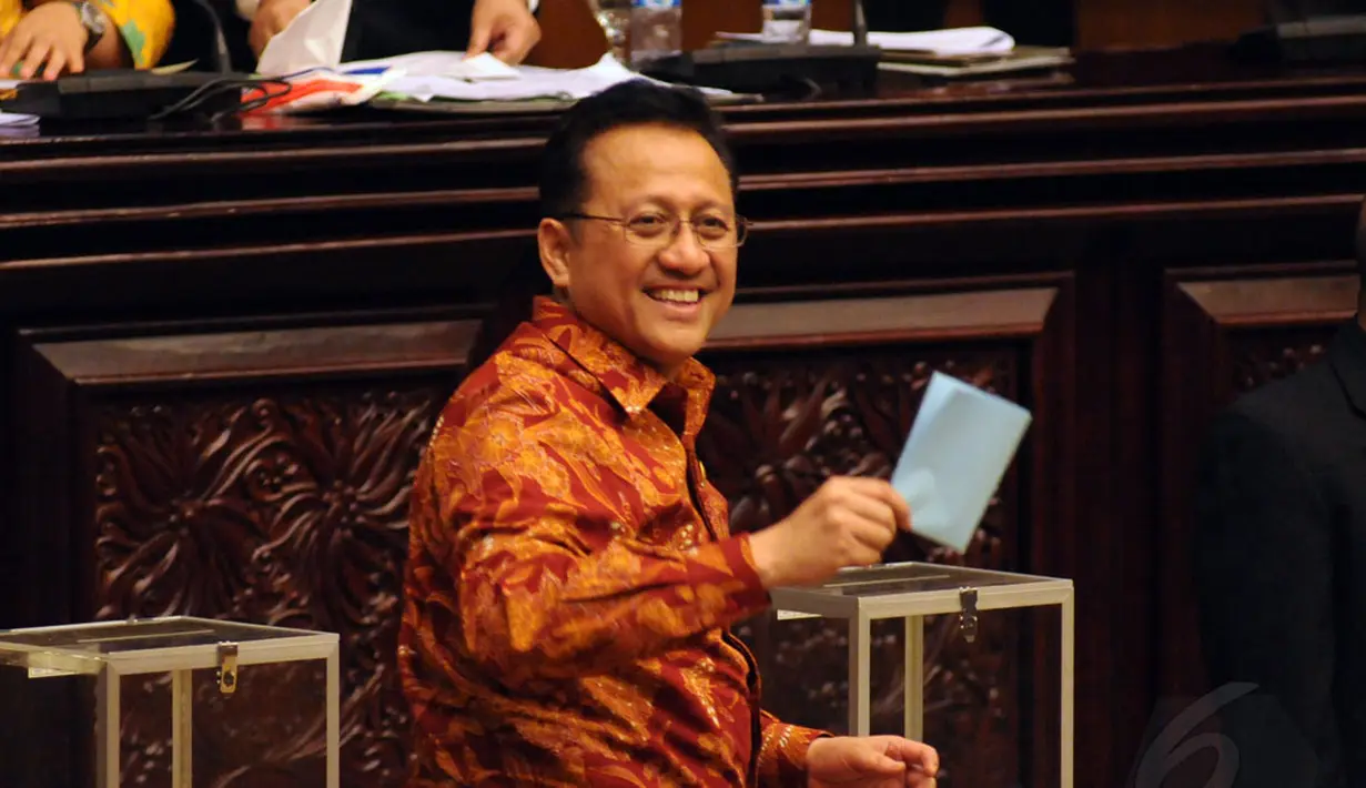 Irman Gusman bersiap menuju bilik suara pemilihan Ketua DPD RI 2014-2019 di Kompleks Parlemen gedung Nusantara V, Jakarta, (Liputan6.com/Helmi Fithriansyah)
