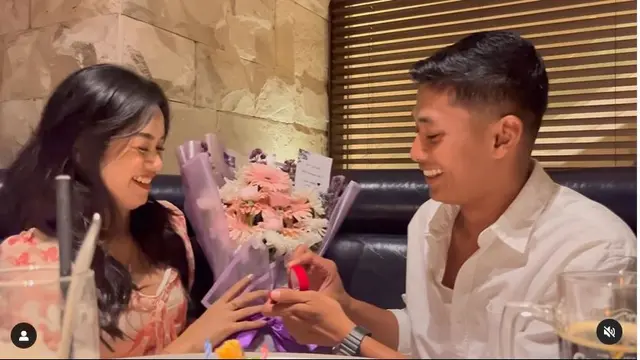 6 Potret Ulfi Damayanti Anak Elly Sugigi Dilamar Kekasih TNI, Penuh Bahagia