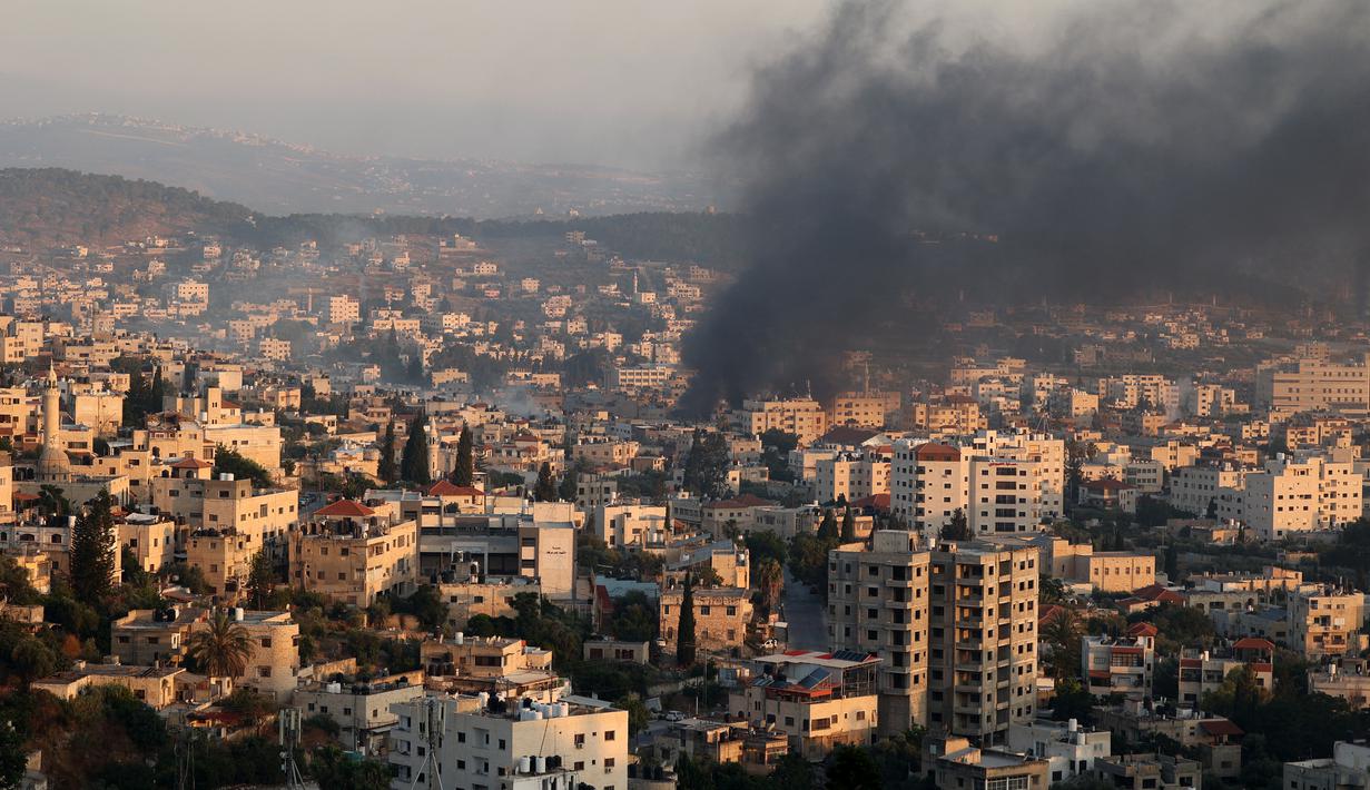 Korban tewas diperkirakan bakal bertambah karena kemungkinan banyak yang terkubur puing-puing bangunan yang hancur digempur rudal-rudal Israel. (AFP/Jaafar Ashtiyeh)
