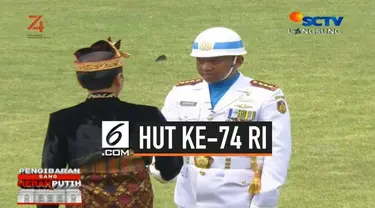 Usai menjadi pimpinan upacara HUT ke-74 RI, Presiden Jokowi sempat turun mimbar menyalami sebagain tamu undangan. Jokowi juga menyalami pemimpin upacara yang bertugas pagi ini.