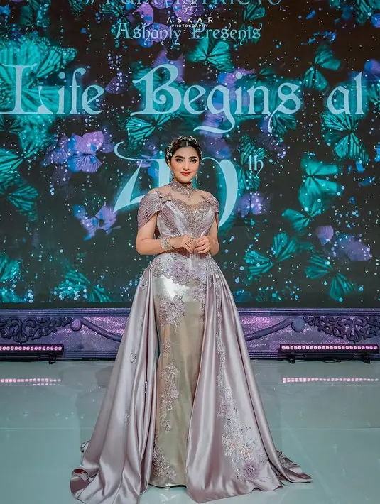 Sementara itu, Ashanty baru saja merayakan pesta ulang tahun bertema fairy. Ia pun tampil elegan dengan gaun keunguan model bustier ditambah dengan trainnya. [@ashanty_ash]