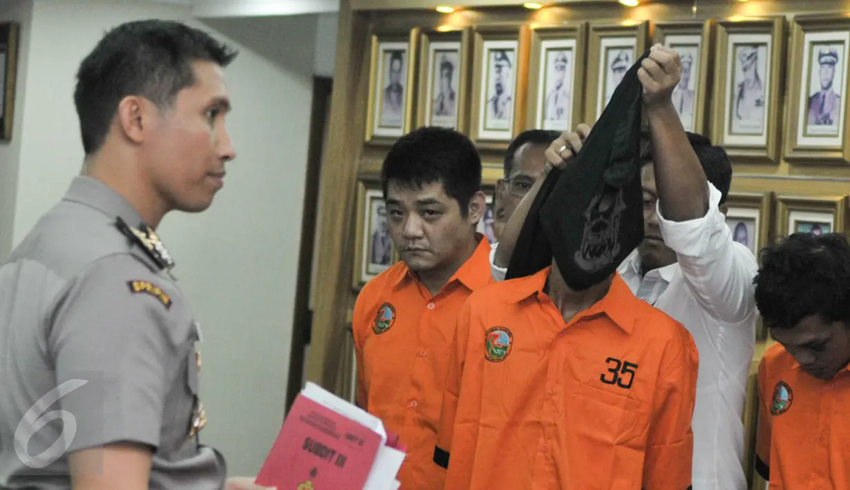 Sejumlah tersangka dihadirkan saat rilis pengungkapan tindak pidana narkotika di Polda Metro, Jakarta, Senin (6/3). (Liputan6.com/Yoppy Renato)