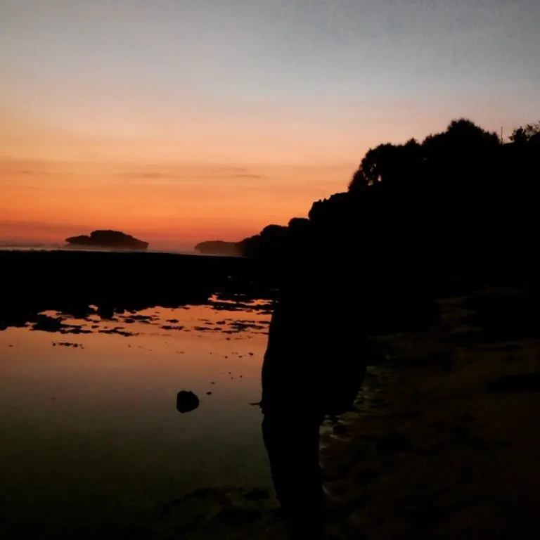 Pantai Watu Karang, Pacitan, Jawa Timur. (Sumber Foto: damarjatisaputro/Instagram)