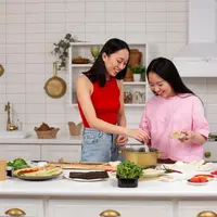 Ilustrasi masak, bahagia, hal baru, wanita. (Freepik)