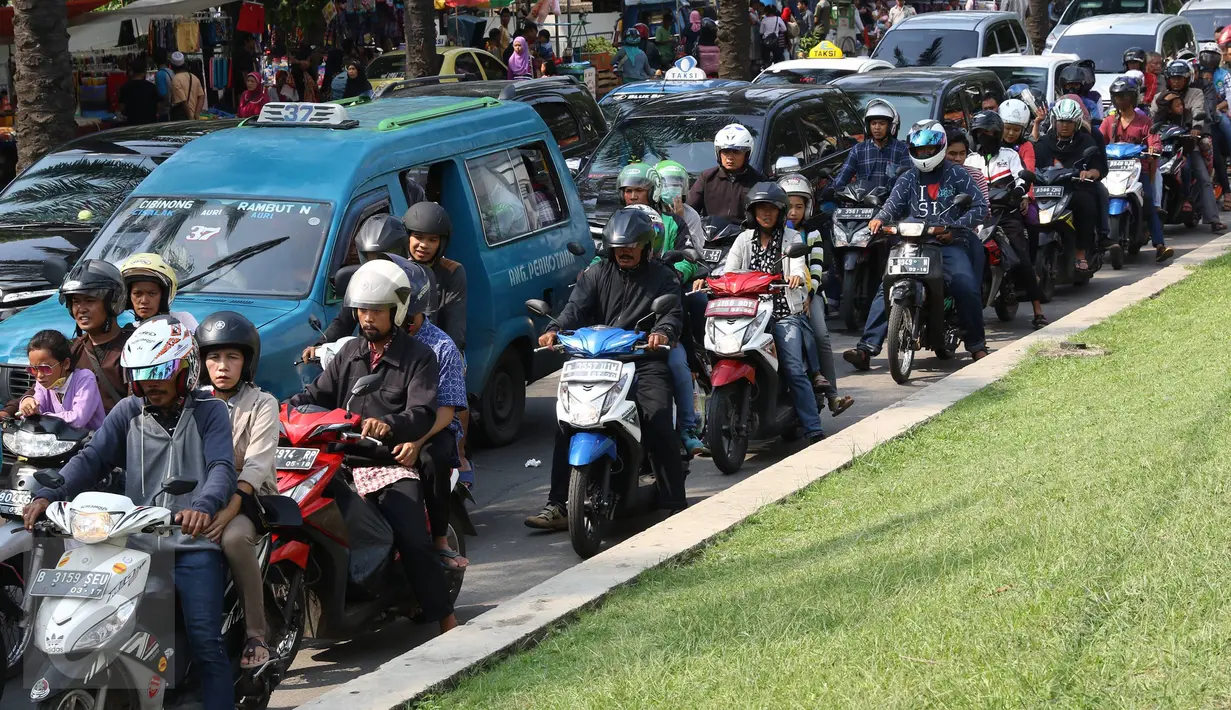Kendaraan terjebak kemacetan di akses jalan menuju pintu masuk Kebun Binatang Ragunan, Jakarta, Jumat (1/1). Kemacetan tersebut disebabkan oleh tingginya antusiasme warga yang ingin berlibur di kawasan Ragunan. (Liputan6.com/Immanuel Antonius)