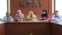Wakil Ketua KPAI, Rita Pranawati (tengah) memberi keterangan terkait kasus dugaan perisakan di Jakarta, Selasa (23/7/2019). Bersama perwakilan sekolah, KPAI membantah kasus dugaan perisakan yang menimpa anak tersebut. (Liputan6.com/Helmi Fithriansyah)