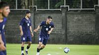 Aksi penyerang Timnas Iran U-17 Kasra Taheri saat sesi latihan di Lapangan Gelora Trisakti, Legian pada Kamis malam (02/11/2023). (Alit Binawan/Bola.com)