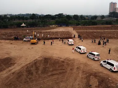 Foto udara antrean ambulance berisi jenazah yang akan dimakamkan dengan protokol COVID-19 di TPU Rorotan, Jakarta, Senin (5/7/2021). Berdasar data petugas, hingga Senin (5/7) pukul 18.00 WIB sudah 90 jenazah dimakamkan dengan protokol COVID-19 di TPU Rorotan. (Liputan6.com/Helmi Fithriansyah)