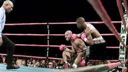 Floyd Mayweather mempertahankan gelar juara dunia Kelas Bulu Super WBC dengan mengalahkan Diego Corrales. 20 Januari 2001. (AFP)