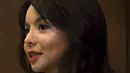 Miss World Kanada, Anastasia Lin menggelar konferensi pers di Hong Kong, Kamis (26/11). Lin ditolak menaiki pesawat untuk mengikuti perlombaan kecantikan di Sanya, China diduga karena terlalu vokal menyinggung kasus HAM di negeri itu. (REUTERS/Tyrone Siu)
