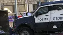 Warga Palestina melempar batu ke arah polisi Israel dalam bentrokan di Shuafat, sebuah daerah pinggiran Arab, Yerusalem, Senin (5/10/2015). Seorang remaja Palestina tewas pada Senin dalam bentrokan di Tepi Barat. (REUTERS/Ammar Awad)