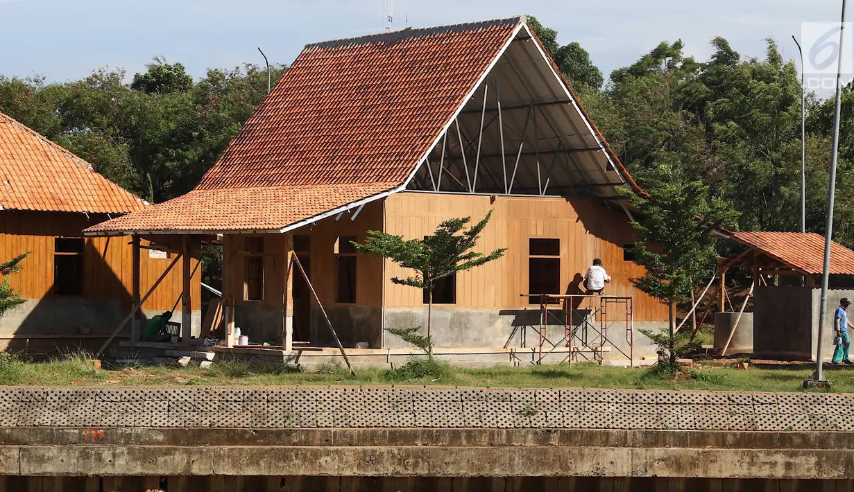 Pekerja menyelesaikan proyek pembangunan Perkampungan Budaya Betawi di tengah Setu Babakan, Jakarta, Kamis (3/1). Lokasi tersebut nantinya akan menjadi kawasan percontohan wisata halal. (Liputan6.com/Immanuel Antonius)