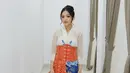 Atasan tersebut pun dipadukan dengan stiletto heels warna coklat dengan aksen beads di bagian depan. Membuat kakinya terlihat jenjang. [elsaajapasal]
