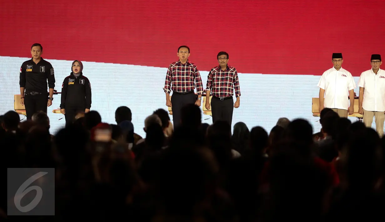 Para paslon menyanyikan lagu kebangsaan Indonesia Raya saat Debat Final Cagub-Cawagub DKI 2017 di Bidakara, Jakarta, Jumat (10/2). (Liputan6.com/Faizal Fanani)