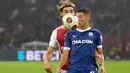 Tim tamu Marseille merespons cepat dan membalas dua gol lewat J Clauss menit 23 dan Pierre Aubameyang menit 38. Babak pertama ditutup dengan skor sama kuat 3-3. (AP Photo/Peter Dejong)