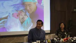 Kebahagiaan menyelimuti keluarga Menteri Koordinator Bidang Infrastruktur dan Pembangunan Kewilayahan yang juga Ketua Umum Partai Demokrat, Agus Harimurti Yudhoyono atau AHY, dan istrinya, Annisa Larasati Pohan. Tampak dalam foto, Menteri Koordinator Bidang Infrastruktur dan Pembangunan Kewilayahan yang juga Ketua Umum Partai Demokrat, Agus Harimurti Yudhoyono (kiri), saat mengumumkan kelahiran anak keduanya di Rumah Sakit Pondok Indah (RSPI), Jakarta, Senin (30/3/2026). (Kapanlagi.com/Budy Santoso)