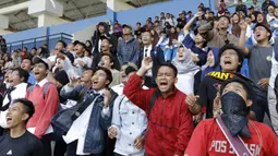 Ekspresi suporter Universitas Muhammadiyah Malang (UMM) saat memberikan dukungan pada laga final Torabika Campus Cup 2017 di Stadion UM, Malang, Kamis, (02/11/2017). UMM menang 2-0 atas UM. (Bola.com/M Iqbal Ichsan)