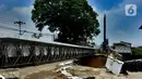 Kondisi jalan amblas di Jembatan Cikereteg Bogor-Sukabumi, Bogor, Jawa Barat, Senin (13/3/2023). Sejak longsor yang terjadi pada Senin (27/2/2023), masyarakat harus mencari jalur alternatif atau berjalan kaki melewati jembatan dan menyambung angkot yang menunggu di seberang. (merdeka.com/Arie Basuki)
