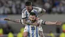 Striker Timnas Argentina, Lionel Messi (depan), merayakan gol bersama  Rodrigo De Paul  setelah membobol gawang Panama pada laga uji coba di Stadion Monumental, Buenos Aires, Jumat (24/3/2023) pagi WIB. (AFP/Juan Mabromata)