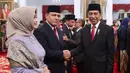 Presiden Joko Widodo (kanan) menyalami Firli Bahuri usai pelantikan pimpinan KPK di Istana Negara, Jakarta, Jumat (20/12/2019). Firli Bahuri ditetapkan sebagai Ketua KPK, Alexander Marwata, Lili Pintauli Siregar, Nurul Ghufron, dan Nawawi Pomolango sebagai wakil Ketua. (Foto: Biro Pers Setpres)