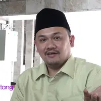 Farhat Abbas merasa tertipu dengan sandiwara yang dilakukan oleh Regina Andriane Saputri dan mantan suaminya, Ilal. Mendengar kicauan Regina di media, Farhat mengungkapkan bahwa Regina harus mengembalikan mahar yang sudah ia berikan.