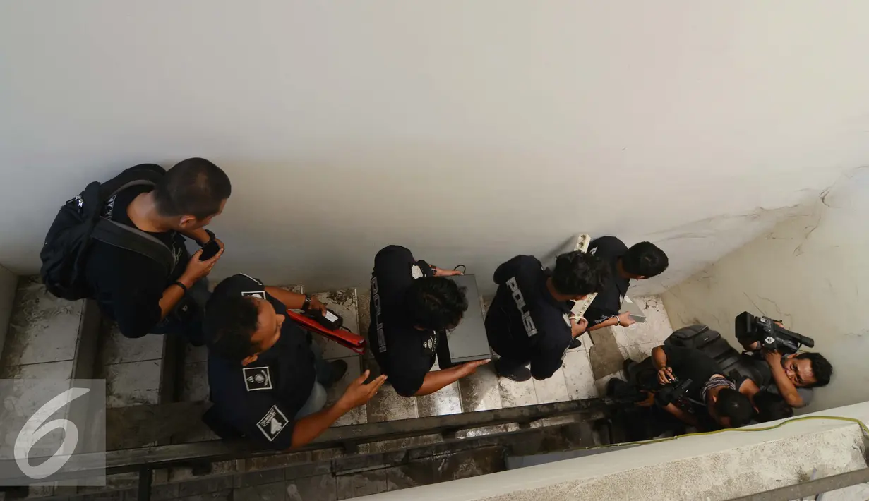 Petugas mengamankan sejumlah barang bukti di dua ruko yang ada di Graha Bintaro, Tangerang Selatan, Kamis (18/2). Penyegelan dua ruko hasil pengembangan penangkapan 7 orang tersangka dengan modus kejahatan penipuan online. (Liputan6.com/Faisal R Syam)