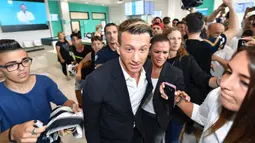 Fans meminta tanda tangan pemain baru Juventus, Federico Bernardeschi, di Pusat Medical Juventus di Turin, Senin (24/7/2017). Winger berusia 23 tahun ini direkrut dari Fiorentina dengan harga 40 juta euro (Rp 619,83 miliar). (EPA/Alessandro Di Marco)