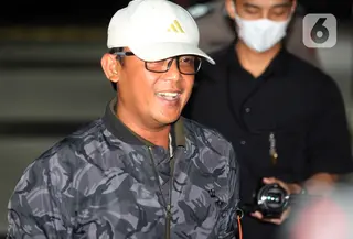 Sebelumnya, Wakil Ketua KPK, Fitroh Rohcahyanto, membenarkan adanya OTT terhadap Bupati Lampung Tengah, Ardito Wijaya. Tampak dalam foto, Bupati Lampung Tengah, Ardito Wijaya saat tiba di Gedung Merah Putih Komisi Pemberantasan Korupsi (KPK), Jakarta, Rabu (10/12/2025). (Liputan6.com/Helmi Fithriansyah)