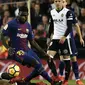 Bek Barcelona, Samuel Umtiti, berebut bola dengan striker Valencia, Simone Zaza, pada laga La Liga Spanyol di Stadion Mestalla, Valencia, Minggu (26/11/2017). Kedua klub bermain imbang 1-1. (AFP/Jose Jordan)