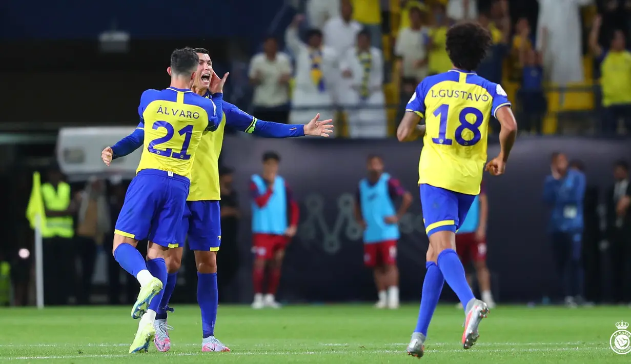 Pemain Al-Nassr, Cristiano Ronaldo melakukan seberasi bersama rekannya setelah mencetak gol penyeimbang 1-1 ke gawang Abha melalui eksekusi tendangan bebas pada laga pekan ke-21 Liga Pro Arab Saudi 2022/2023 di Mrsool Park, Riyadh, Minggu (19/03/2023) WIB. Laga dimenangkan oleh Al-Nassr dengan skor 2-1. (Twitter/@AlNassrFC)