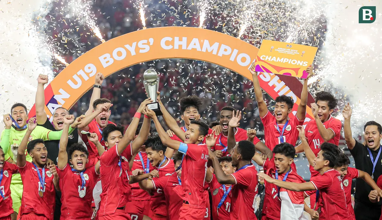 <p>Selebrasi skuad Timnas Indonesia U-19 dengan trofi juara Piala AFF U-19 2024 usai mengalahkan Thailand U-19 pada laga final di Stadion Gelora Bung Tomo, Surabaya, Senin (29/7/2024). (Bola.com/Bagaskara Lazuardi)</p>