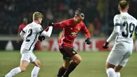 Striker Manchester United, Zlatan Ibrahimovic, saat berupaya melewati para pemain Zorya pada matchday terakhir Grup A Liga Europa, di Stadion Chornomorets, Kamis atau Jumat (9/12/2016) dini hari WIB. (AFP/Sergei Supinsky). 