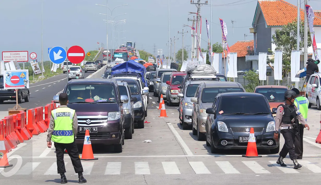 Sejumlah kendaraan roda empat terjebak antrean di jalur alteri Brebes Timur, Jawa Tengah, Senin (4/7). Petugas menambah jangkauan contra flow yang sebelumnya 10 km menjadi 12 km untuk mengurai kemacetan panjang di kawasan itu. (Liputan6.com/Angga Yuniar)