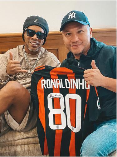 Gading Marten Girang Dapat Tanda Tangan Ronaldinho