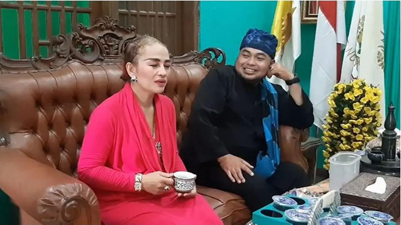Anak Lilis Karlina, RD, yang Masih Berumur 15 Tahun dan Kelas 3 SMP Diduga Menjadi Pengedar Narkoba dan Memiliki Kurir. Saat Ditangkap di Rumahnya, Polisi Menemukan Dua Paket Narkoba Jenis Sabu (Sumber: YouTube/Kang iman Sengklek)