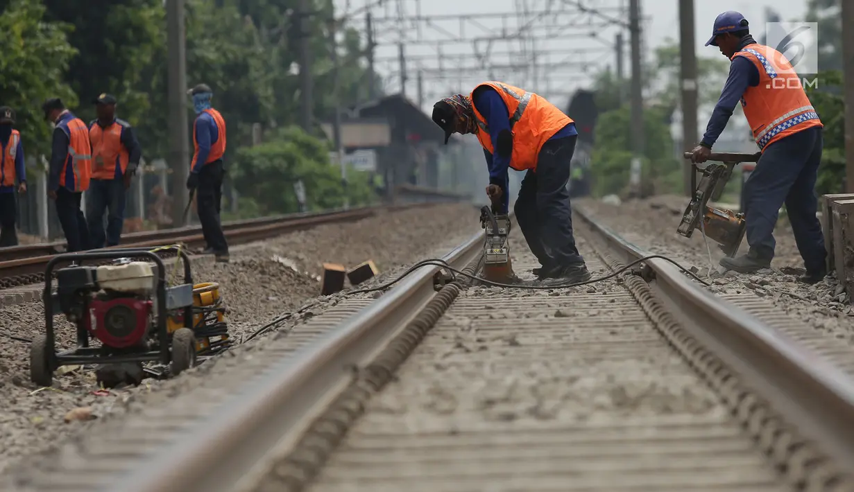 Petugas melakukan perawatan jalur rel kereta api di Buaran Pondok Kopi, Jakarta, Kamis (13/9). Perawatan dilakukan untuk menjamin keselamatan perjalanan kereta dan mencegah terjadi amblesnya bantalan rel. merdeka.com/imam buhori