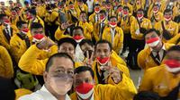 Direktur Utama Garuda Indonesia Irfan Setiaputra berasama para Pekerja Migran Indonesia