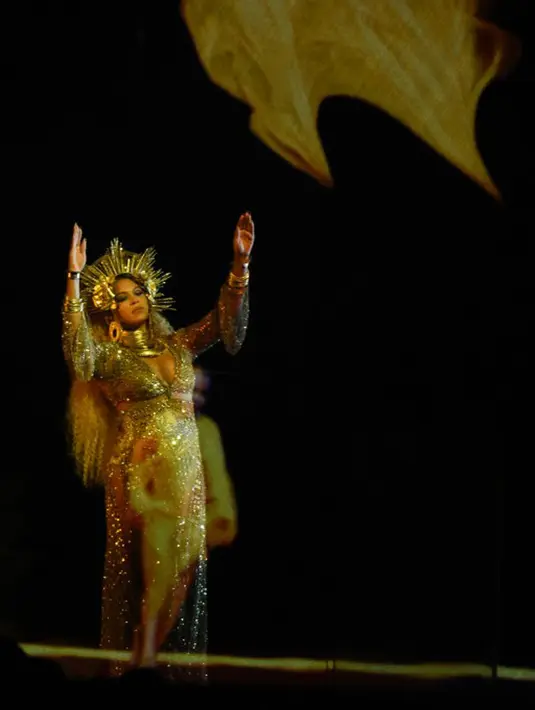 Penyanyi yang sedang berbadan dua ini tampil memikat dengan suaranya yang menggelegar, aksi panggung dan kostumnya juga berhasil mencuri perhatian setiap orang yang hadir saat itu. (AFP/Bintang.com)