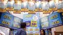 Pengunjung melihat-lihat promo tiket wisata dalam acara Astindo Travel Fair 2019 di JCC Senayan, Jakarta, Jumat (22/2). Terdapat 150 gerai dalam Astindo Travel Fair 2019. (Liputan6.com/Faizal Fanani)