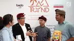 Wakil Bupati Kabupaten Tabanan, I Komang Gede Sanjaya (tengah) berdialog pelaku UKM binaan PT HM Sampoerna Tbk melaui program TREND di Tabanan, Bali Kamis (29/11). Sinergi berkelanjutan diharapkan dapat tumbuh di pelaku UKM binaan. (Liputan6.com/HO/Ading)