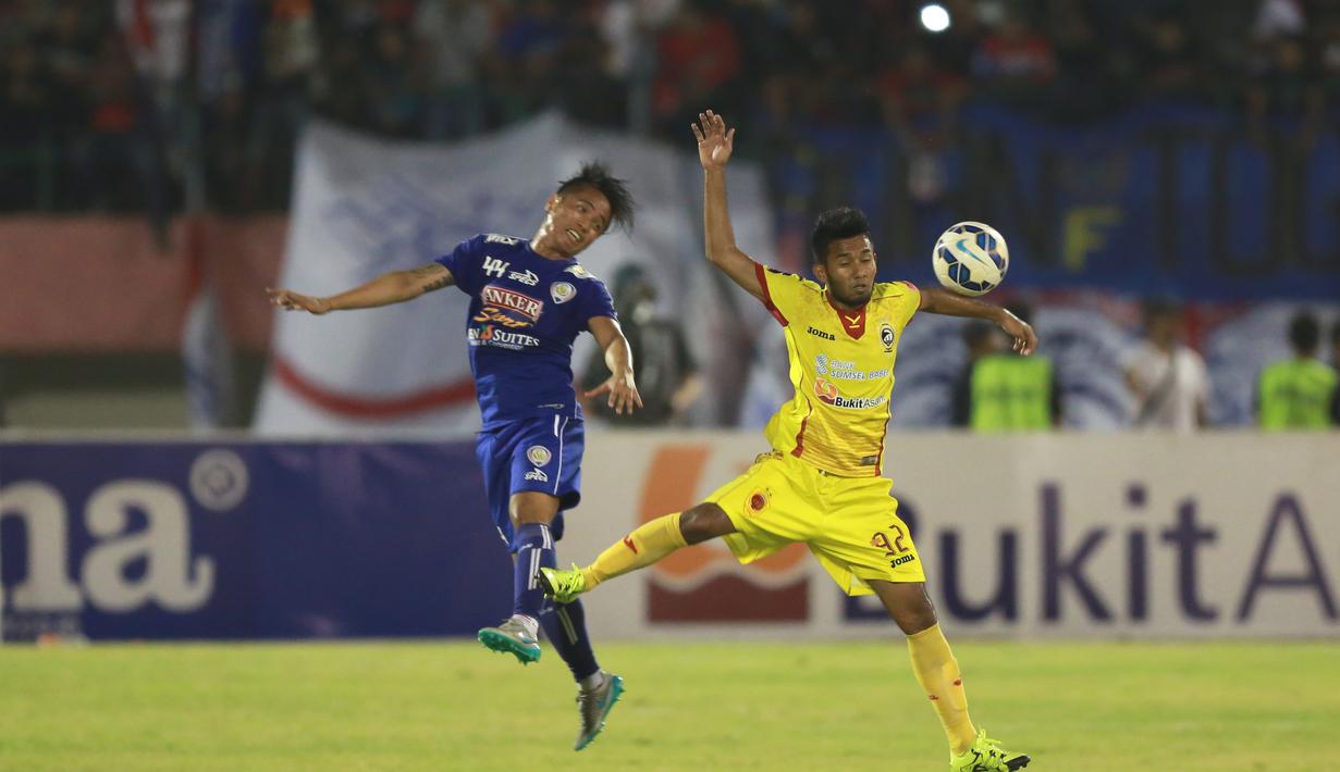 Pemain Sriwijaya FC Syakir Sulaiman berebut bola dengan pemain Arema  pada laga semifinal Piala Presiden di Stadion Manahan, Solo, Minggu (11/10/2015). Sriwijaya menang 2-1. (Bola.com/Nicklas Hanoatubun).
